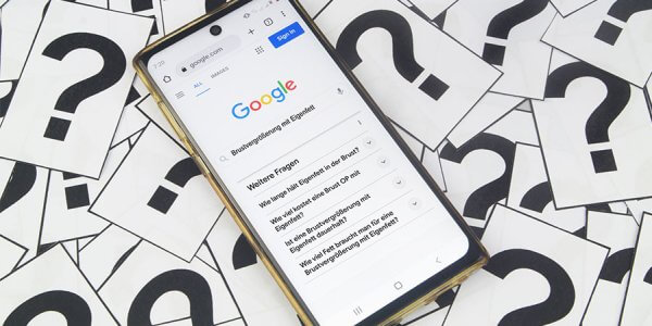 Google-Suche symbolisiert FAQ-Snippets